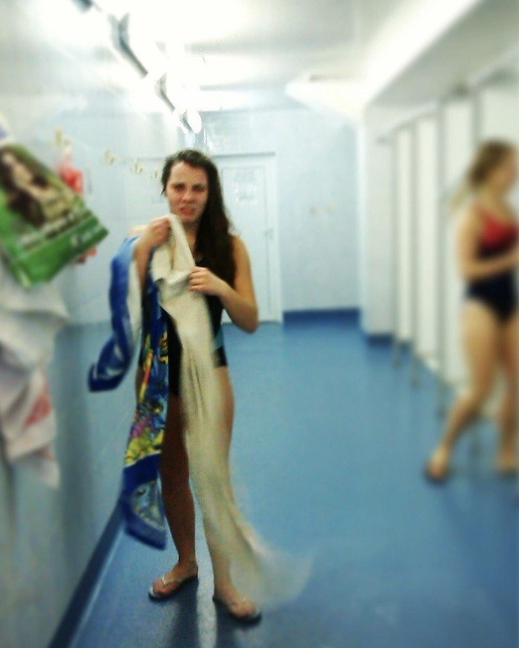 фото 10-летней давности. будучи школьницей, занималась плаванием несколько лет и очень это любила (а вот фотографироваться нормально не любила, поэтому фото из бассейна нет, только из душевой)