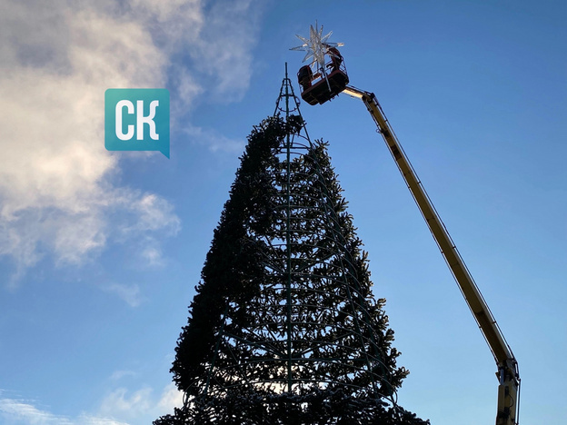    На Театральной площади украшают главную новогоднюю ель