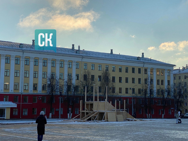    На Театральной площади украшают главную новогоднюю ель