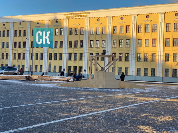    На Театральной площади украшают главную новогоднюю ель