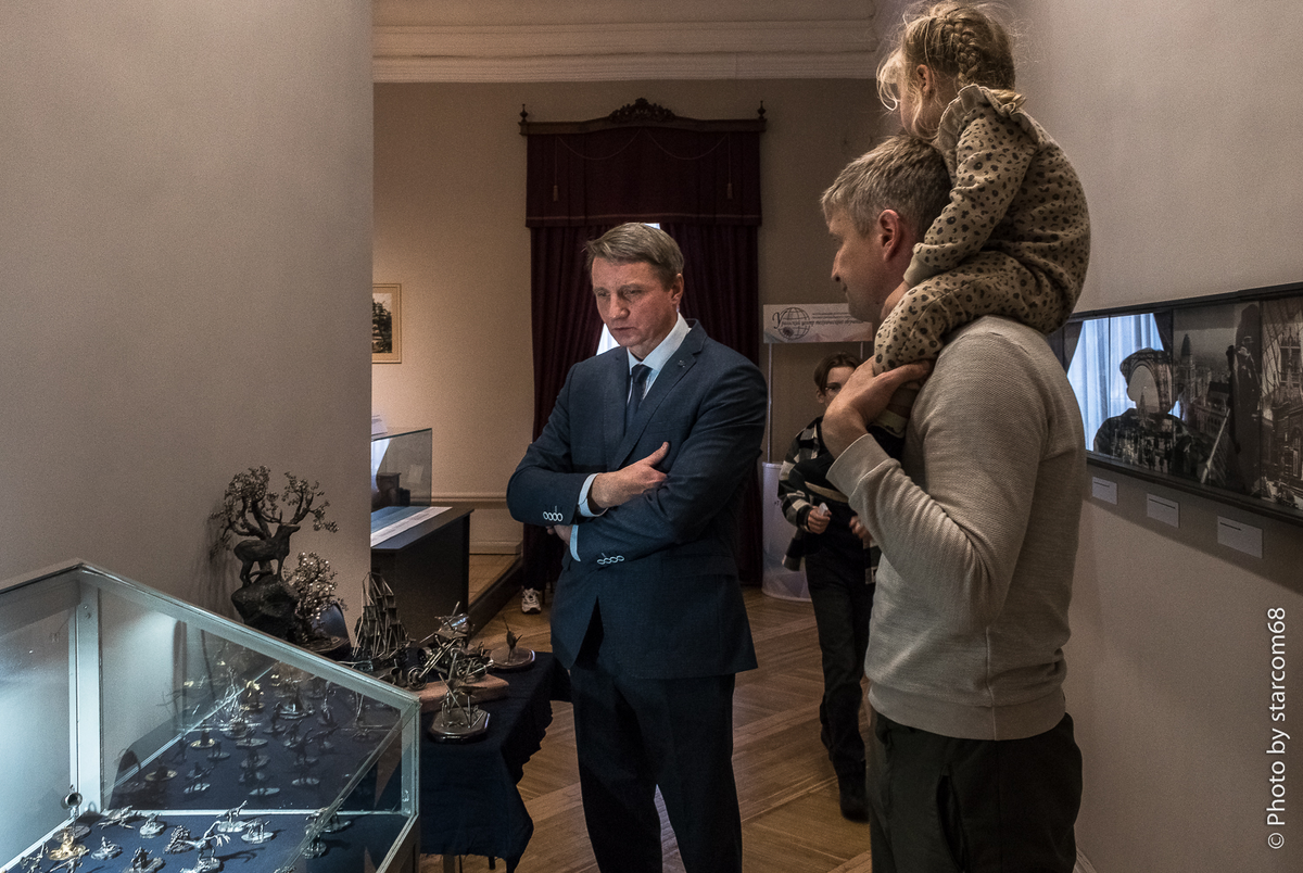 Андрей с посетителями музея у своих "сокровищ". Пролистывайте альбом в право...