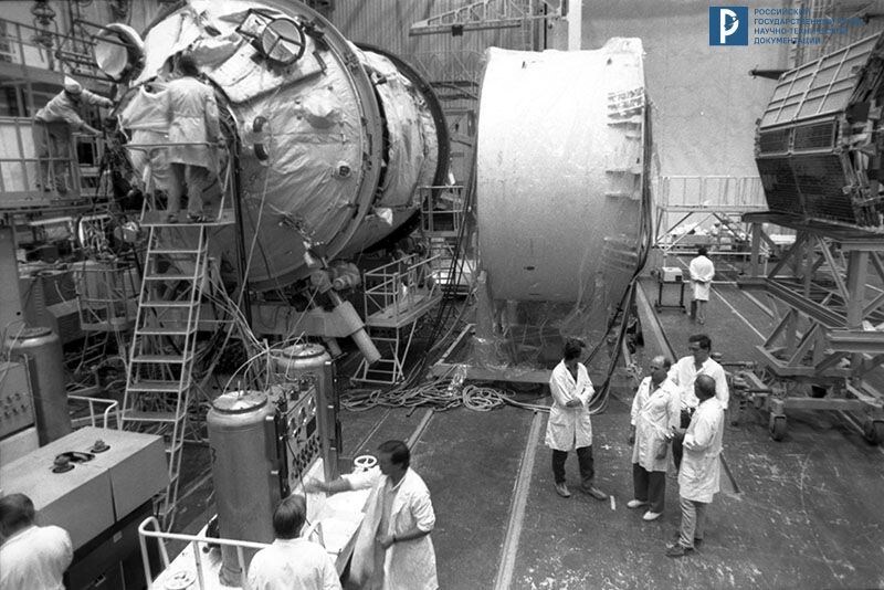 Модуль дооснащения ("Квант-2") в монтажно-испытательном корпусе космодрома Байконур. РГАНТД. Арх. № 1-25454.