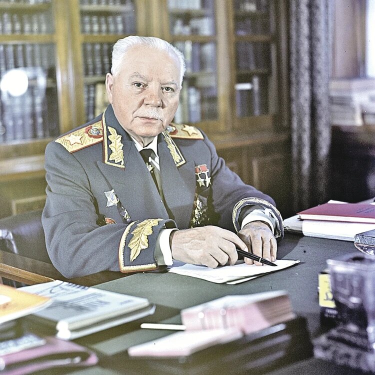 У маршала Ворошилова было две Звезды Героя Советского Союза, Звезда Героя Соцтруда и 8 (!) орденов Ленина. Фото: Василий МАЛЫШЕВ/ РИА Новости