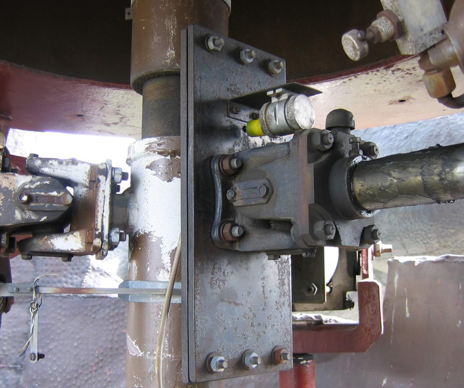 Фрагмент главного гасителя колебаний на высоте 110 метров.
Весна. Пора менять смазку на штоке (справа). Фото автор
