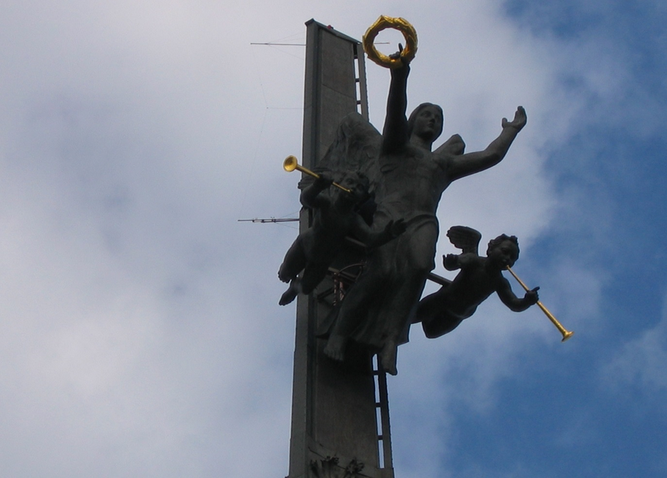 Специальные вертикальные прорези – «ветровые щели» вблизи вершины Монумента предусмотрены для снижения интенсивности резонансных колебаний сооружения в набегающем ветровом потоке. Из личного архива автора