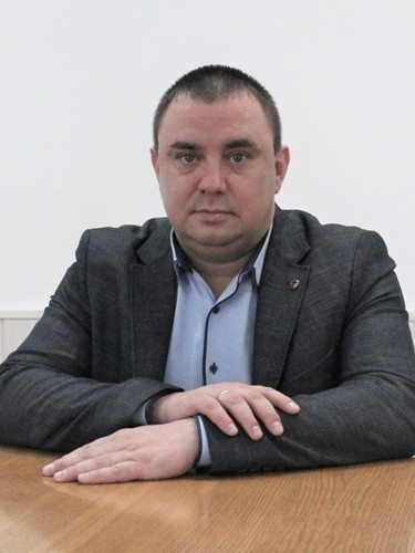 Ильнар Гаязиев, который находится под подпиской о невыезде и продолжает преподавать в КГАУ, свою вину во взяточничестве категорически отрицает. Фото: «РТ»; kazgau.ru