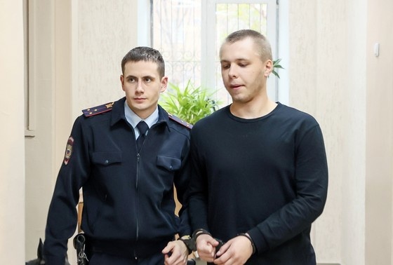    Никита Журавель (спарва), осужденный за сожжение Корана и обвиняемый по новому делу о госизмене, в здании суда