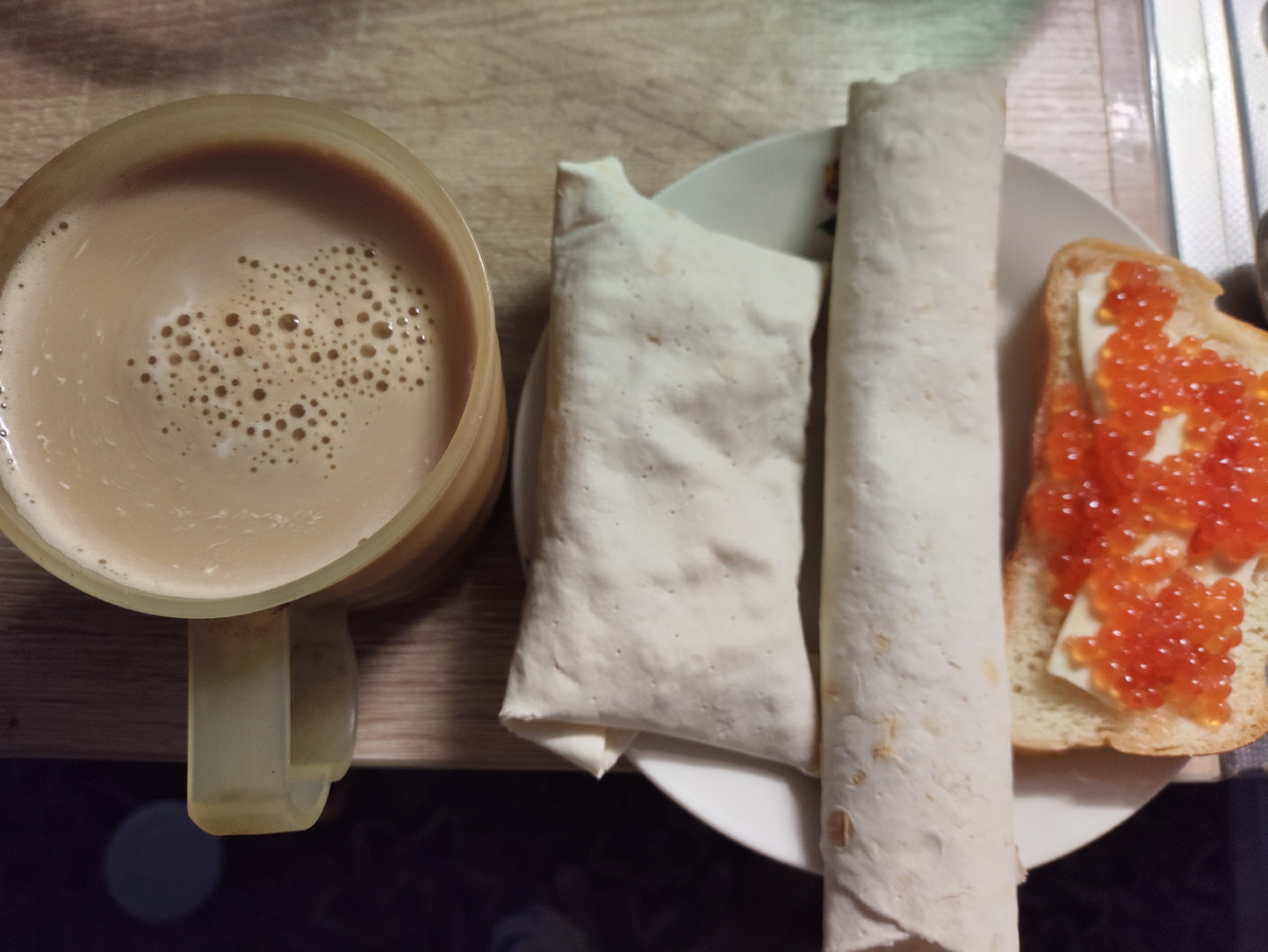 Для мамочки. В длинном - рыбка, в конверте - индюшачья ветчина и сыр. Горячие.