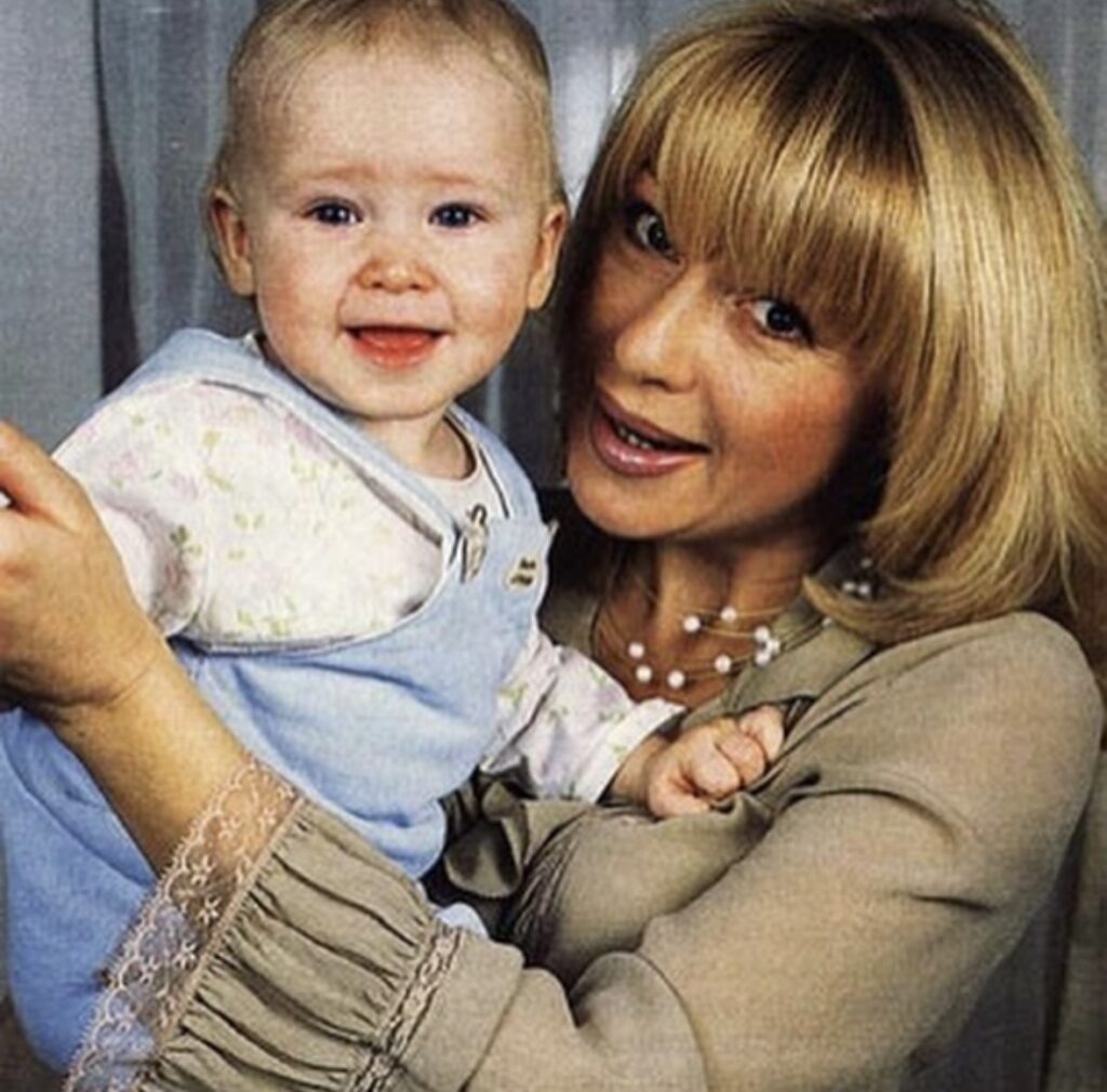  Алёна с маленькой Ксенией на фото из Instagram (проект Meta Inc., деятельность которой в России запрещена), опубликованного в аккаунте @neapina