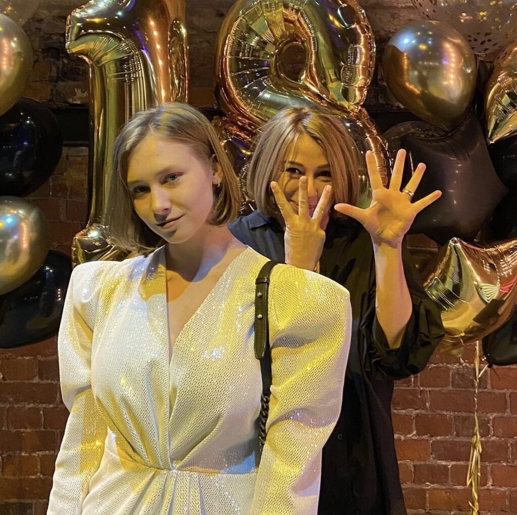 Ксения с мамой празднуют её 18-летие на фото из Instagram (проект Meta Inc., деятельность которой в России запрещена), опубликованного в аккаунте @neapina