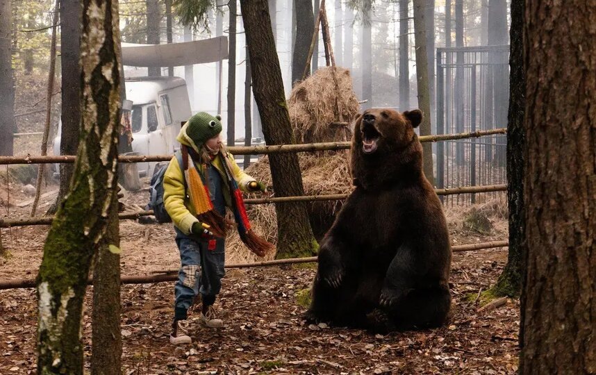    Чтобы познакомиться, Ева Смирнова кормила мишку Тома виноградом.предоставлено героиней публикации