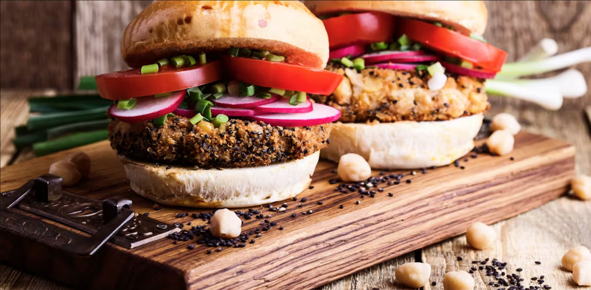 Многие рестораны и производители продуктов питания предлагают растительные альтернативы мясу. 