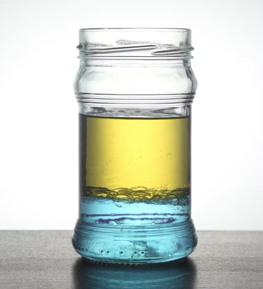 Жиры, такие как масло, плохо смешиваются с водой. Их нужно эмульгировать, чтобы они стали однородным веществом. 