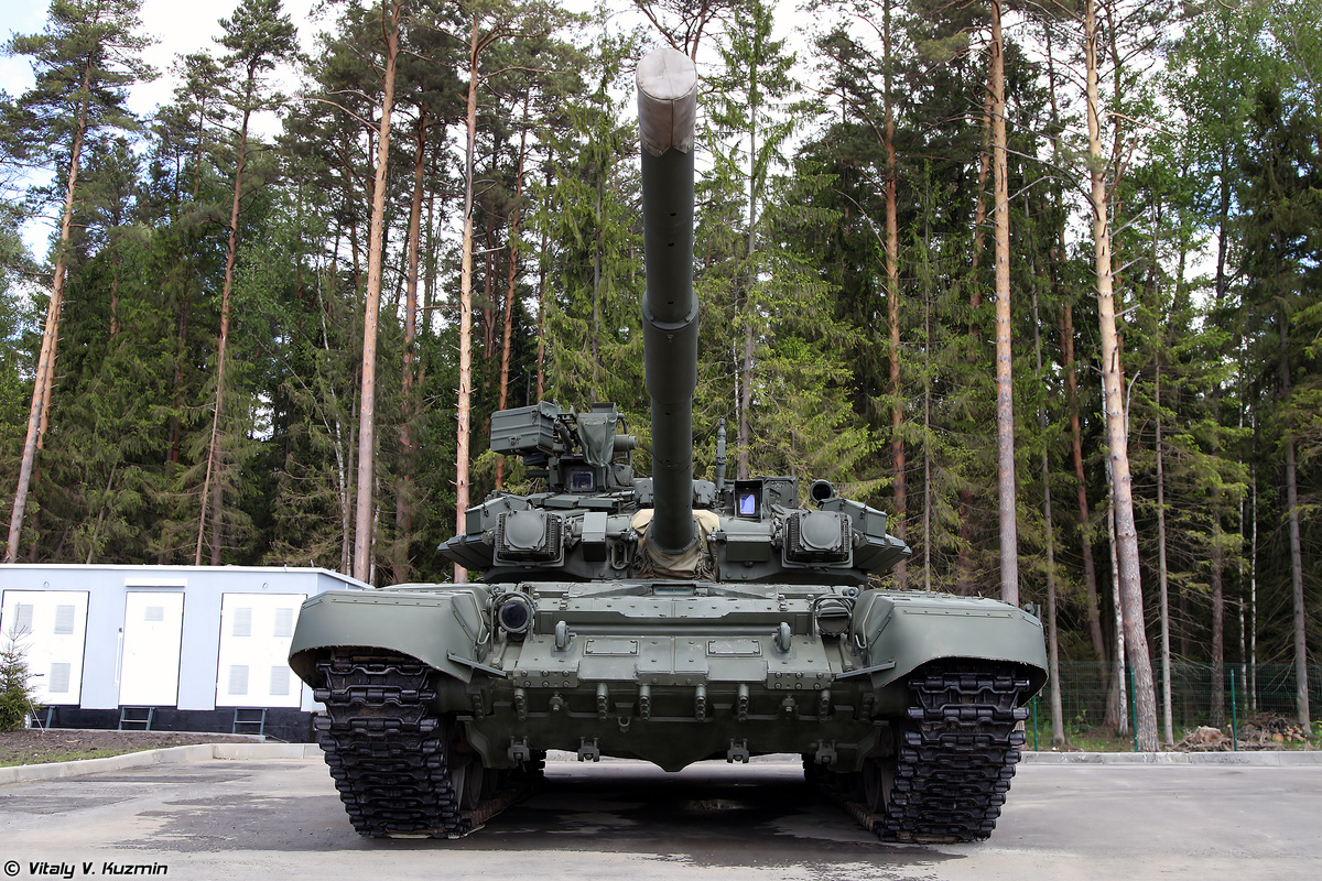 Т-90 с отвалом как у Т-72 (ранний). Фото В. Кузьмин