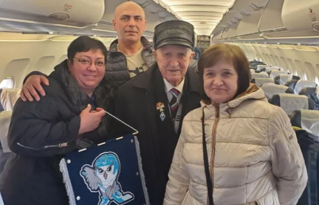 Анатолий Алёшкин с волонтёрами.