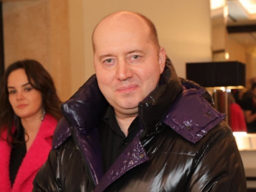 Благодаря правильному питанию и спорту артист избавился от лишних килограммов. 