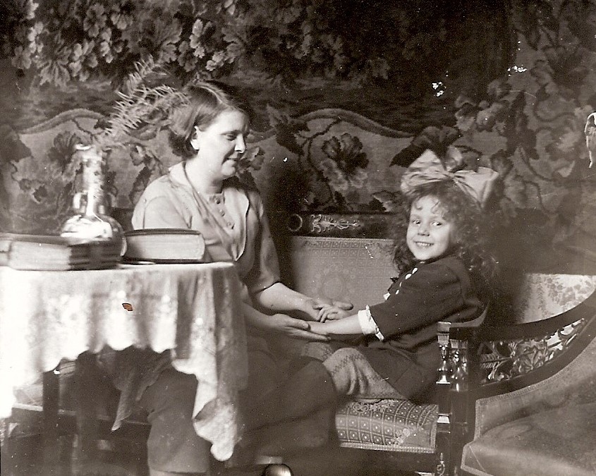 Лёка с мамой до войны