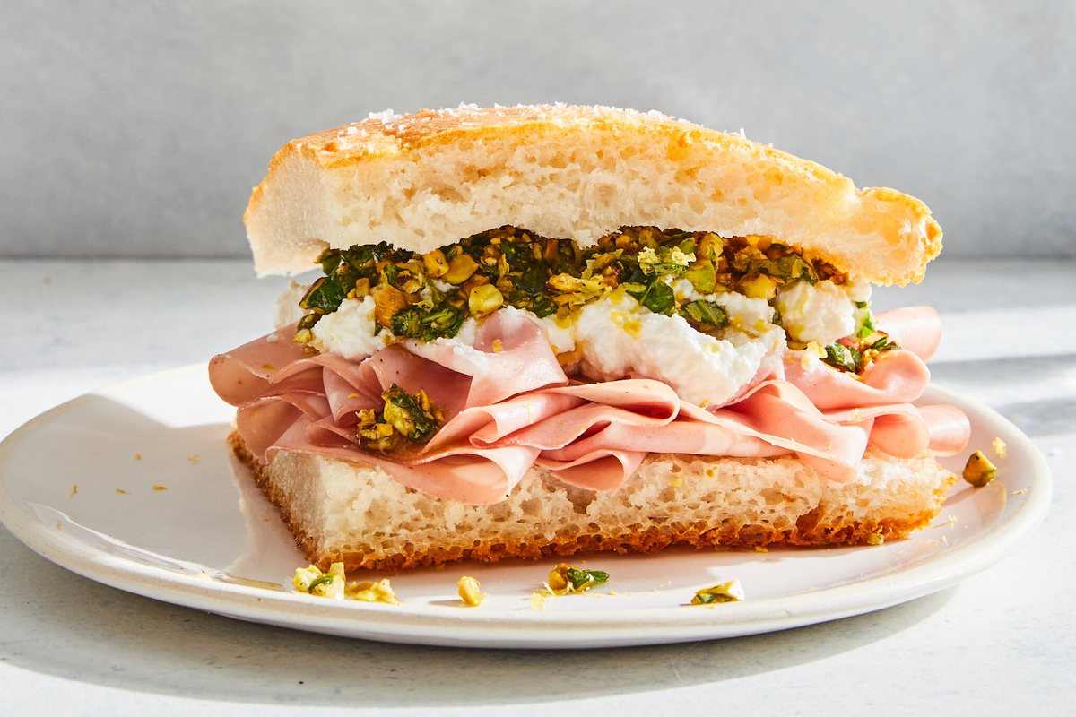 Сэндвичи с мортаделлой, рикоттой и фисташковым песто