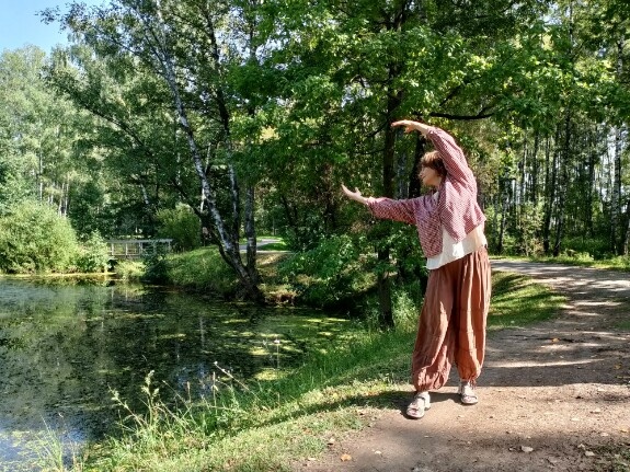 Упражнение "Качать радугу" воздействует на грудной  отдел позвоночника