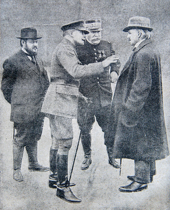 Командование войск союзников. Справа налево: военный министр Великобритании Дэвид Ллойд Джордж, главнокомандующий французской армией Жозеф Жак Сезер Жоффр, командующий британским экспедиционным корпусом во Франции Дуглас Хейг и французский министр вооружений Альбер Тома