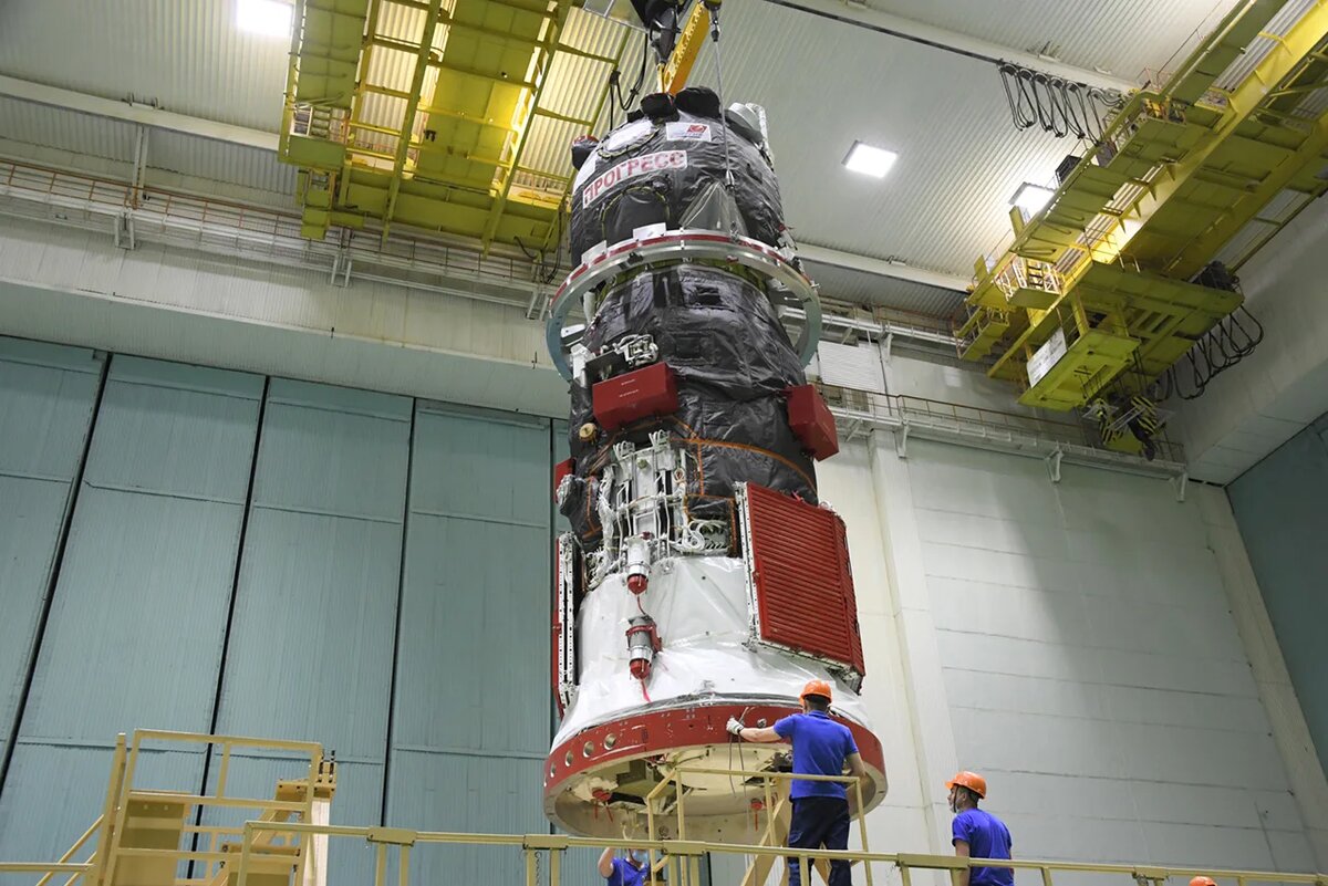 Крсмический корабль на стенде изготовления.  фото: картинки яндекса.