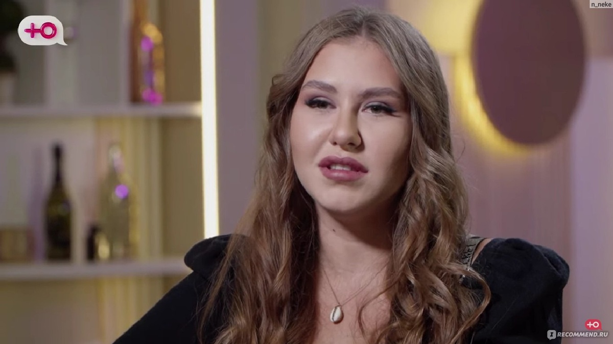 Девочка-подросток из шоу Чадо из ада. Т.е. ей меньше 18 лет. 16, наверное. / irecommend.ru