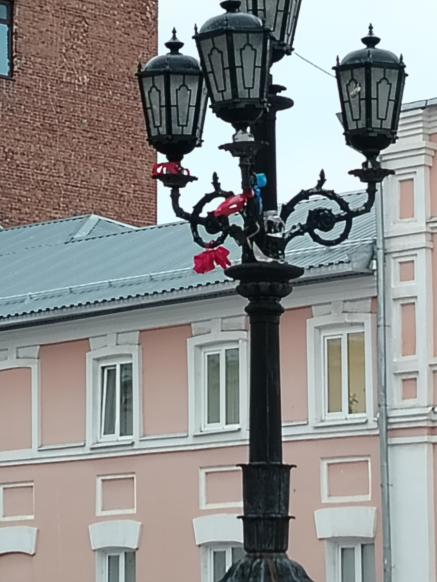 Ленточки появились в выходные..