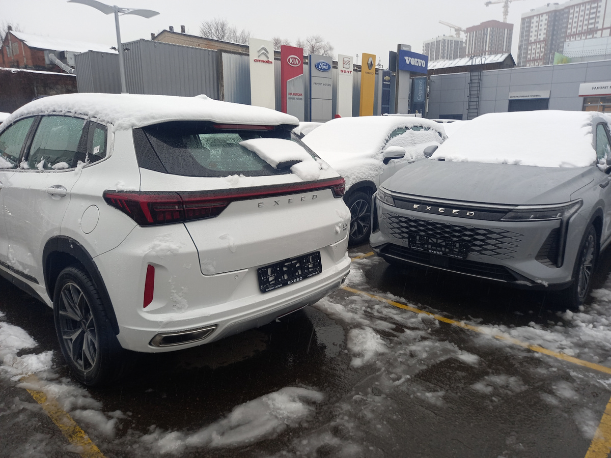 На парковке у одного из столичных дилеров - кроссоверы бренда Exeed.