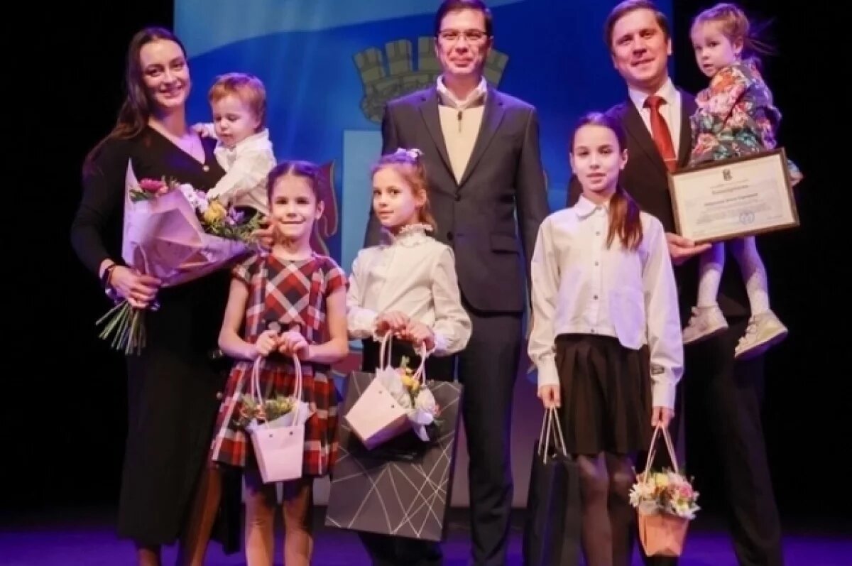    Мэр Юрий Шалабаев наградил нижегородских многодетных мам