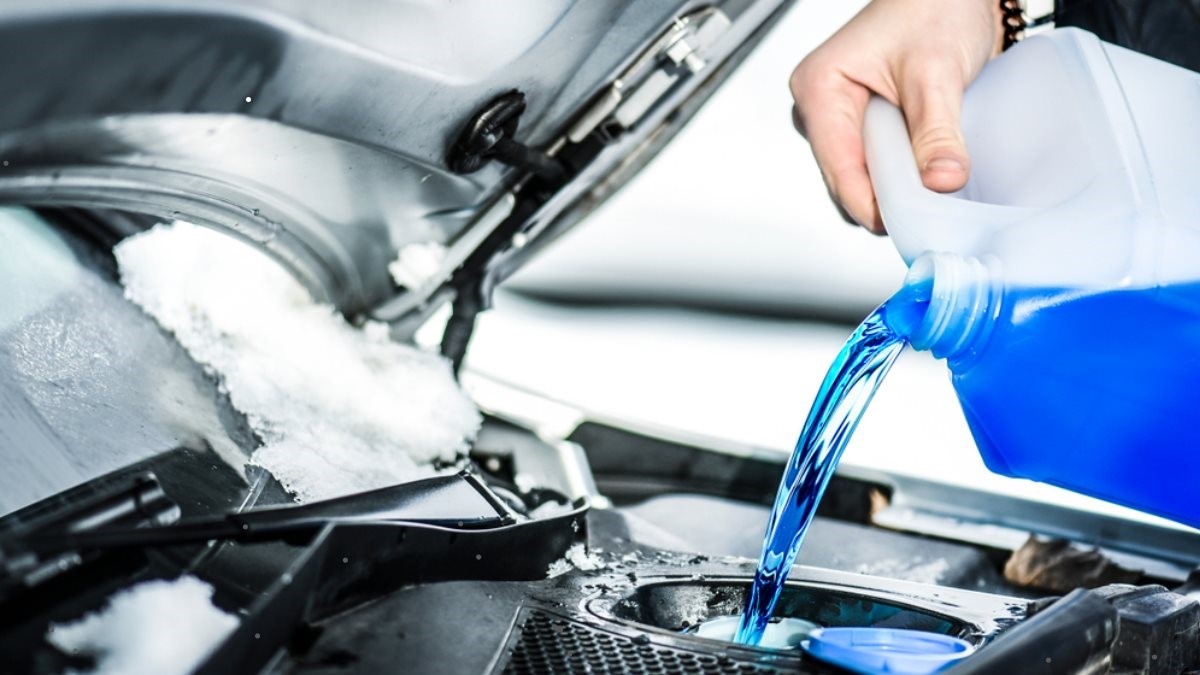 Нужно ли зимой заливать незамерзайку в машину? Разбираемся вместе