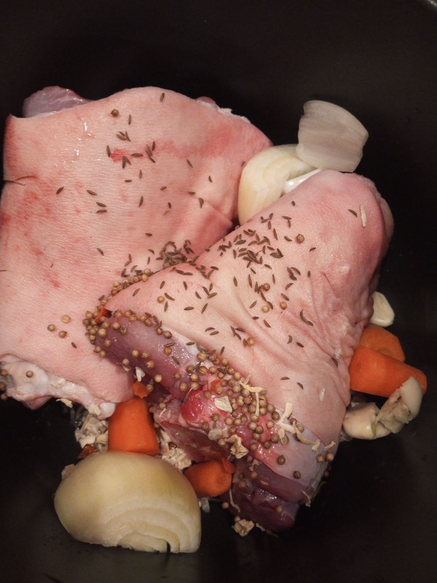 Рулька ждет пива. Учтите, во время приготовления, запах стоит такой, что просто ух.....