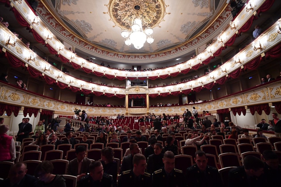    Как покупать билеты на несколько человек, на семью или компанию? Как идти в театр, если билет нужно купить заранее, а с кем ты пойдешь, еще не знаешь? Виктор ГУСЕЙНОВ