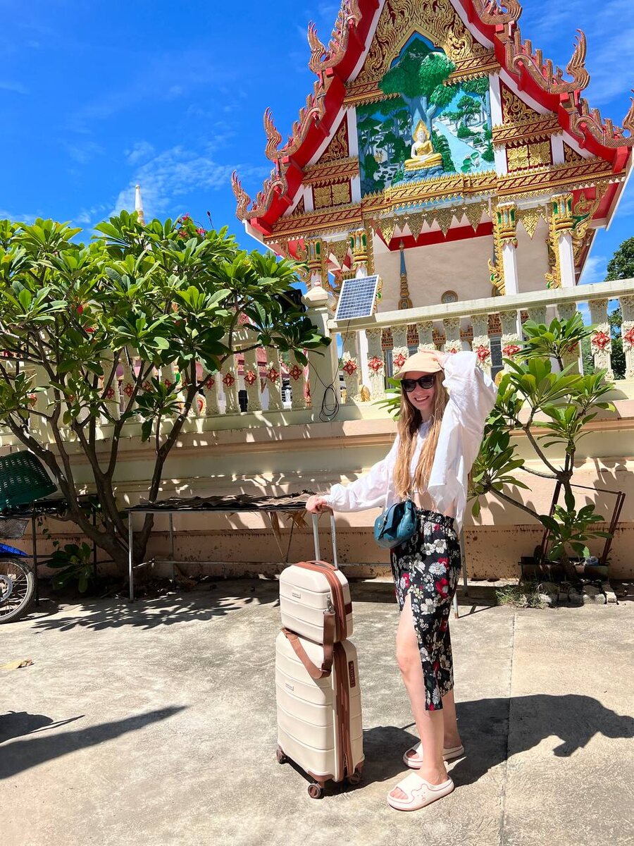 На острове Ко Лан, тут незапланированно порвался чемодан