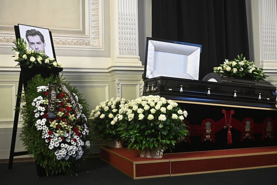    Владимира Шклярова пришел пришел проводить весь театр. Алексей БУЛАТОВ