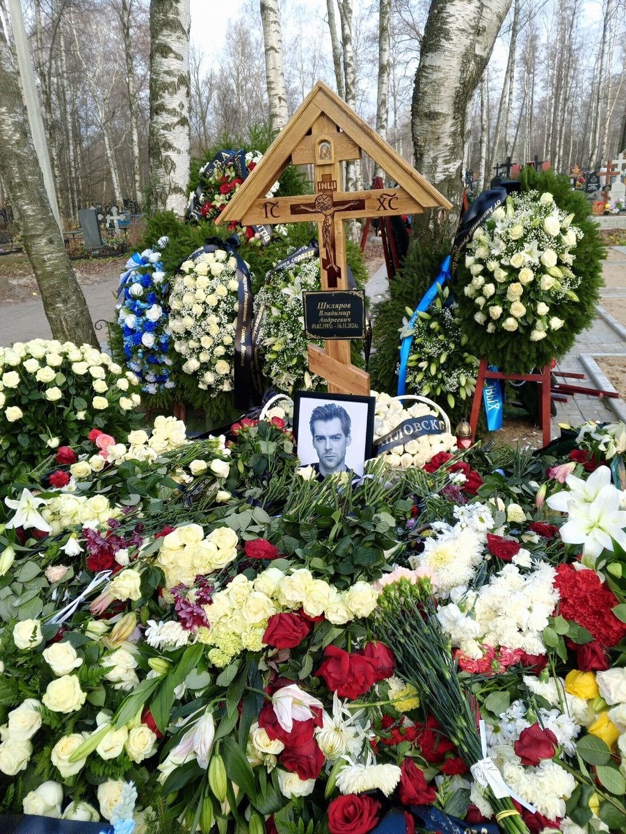    Могила танцовщика утопает в цветах. Фото: Вячеслав Савицкий, предоставлено "КП"