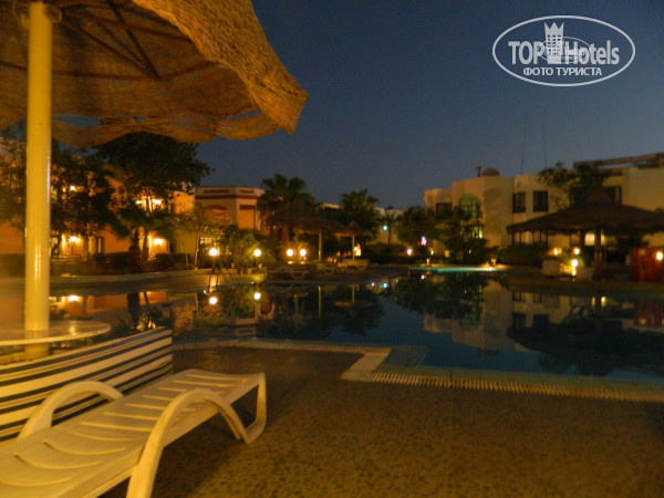 Вот такой должен быть бассейн на территории с вечерней подсветкой. Будет?