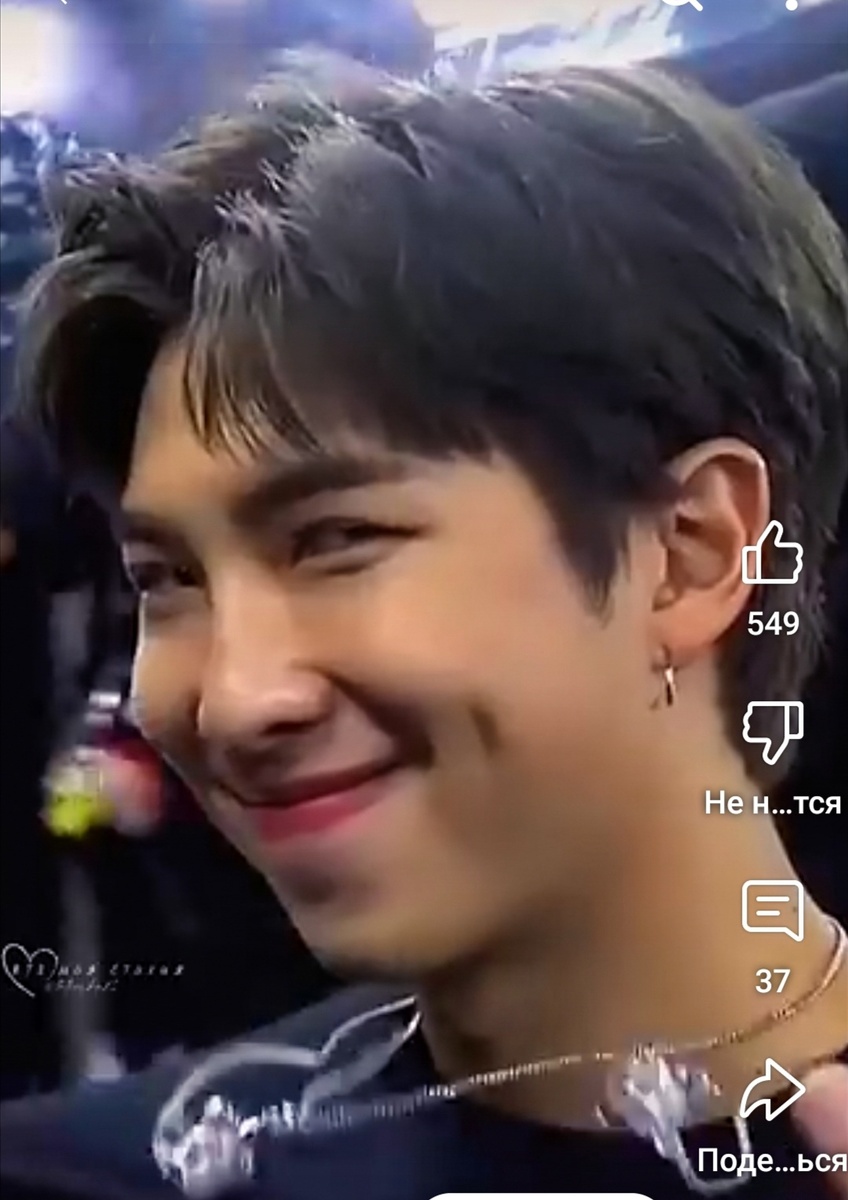 Коварная ямочка на щечке! Подсадил на саморазвитие и доволен! 