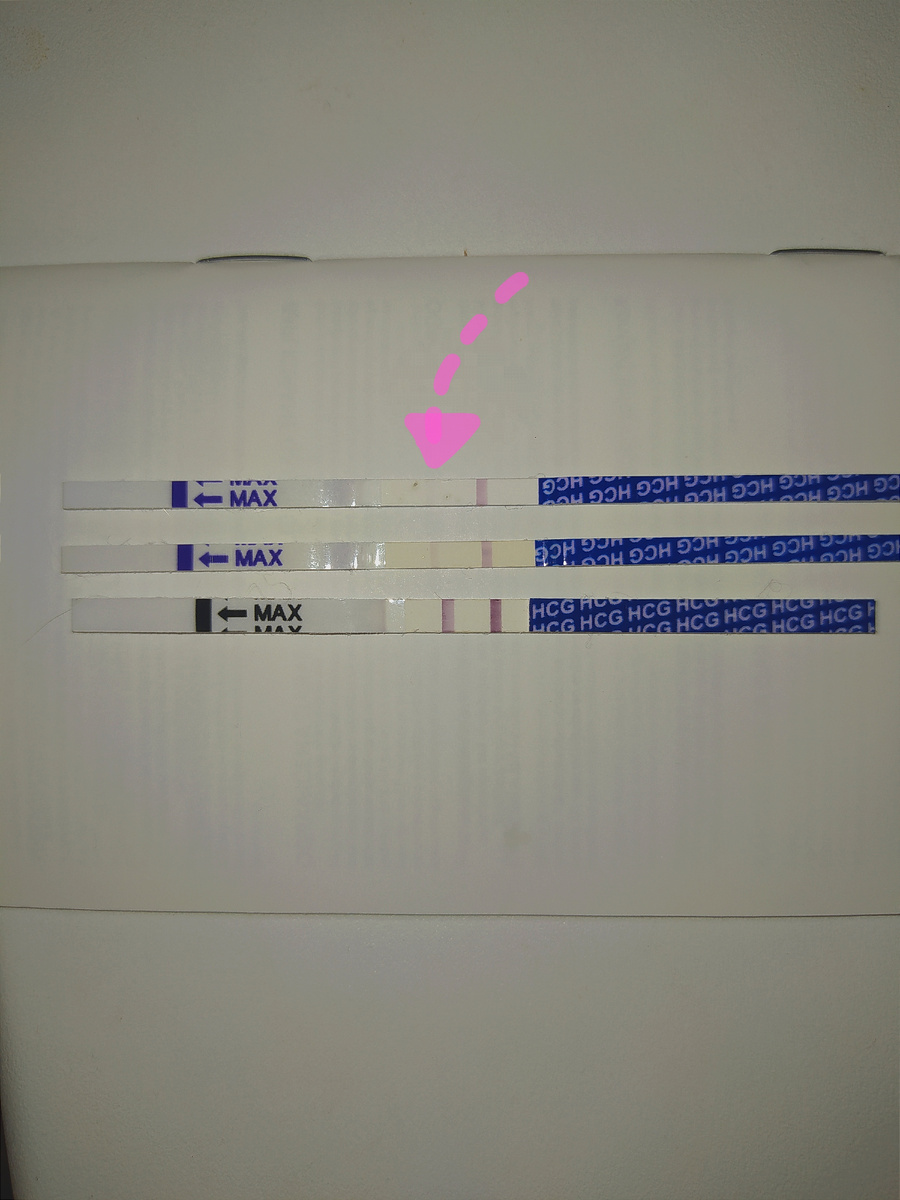 Я тогда сохранила тесты, но фото сразу не сделала почему-то. Это фото сегодняшнее, спустя год, они уже совсем выцвели, но можно попытаться разглядеть. 