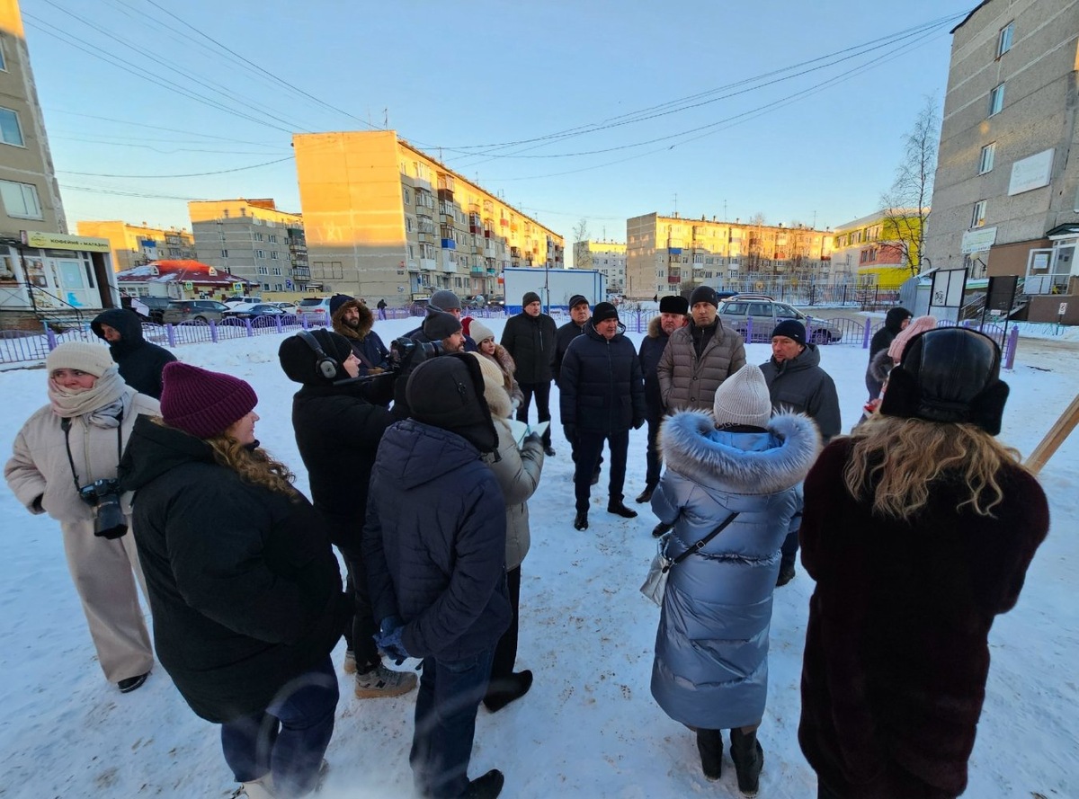    Глава Нефтеюганска в ходе встреч с жителями помог выехать застрявшему на дороге автомобилю