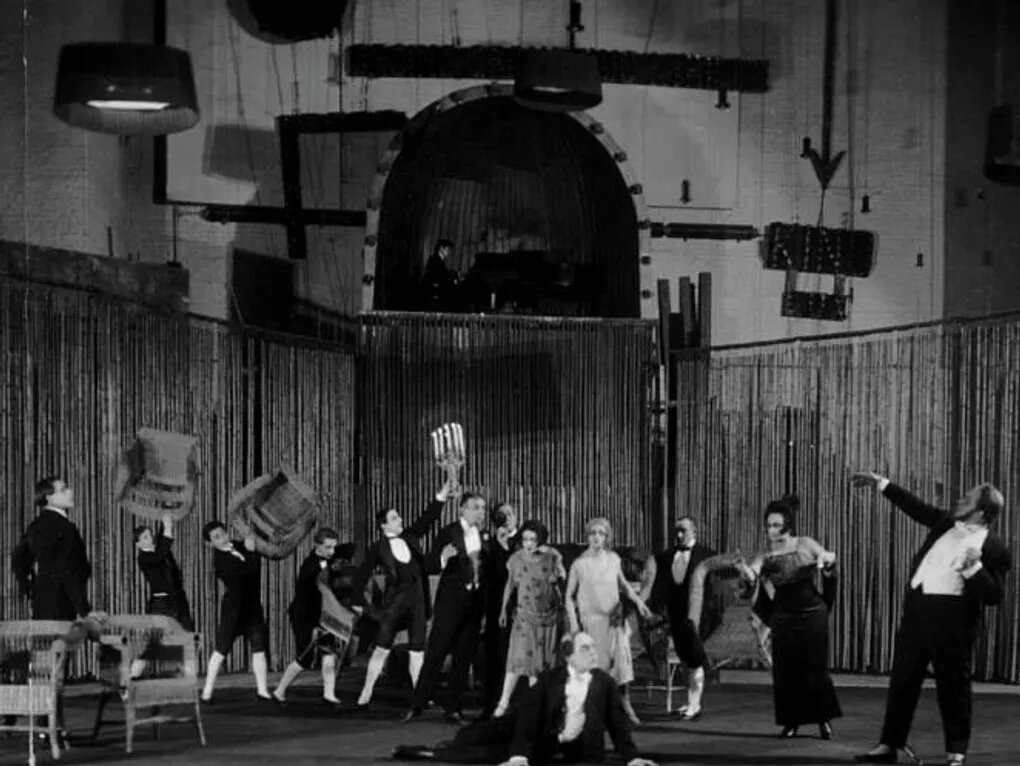 Сцена из спектакля Всеволода Мейерхольда «Учитель Бубус». Радиотанец, или «Эпопея», в постановке и исполнении Валентина Парнаха. Театр им. Вс. Мейерхольда, Москва, 1925 год. Фотография: Алексей Темерин / Государственный центральный театральный музей им. А.А. Бахрушина, Москва