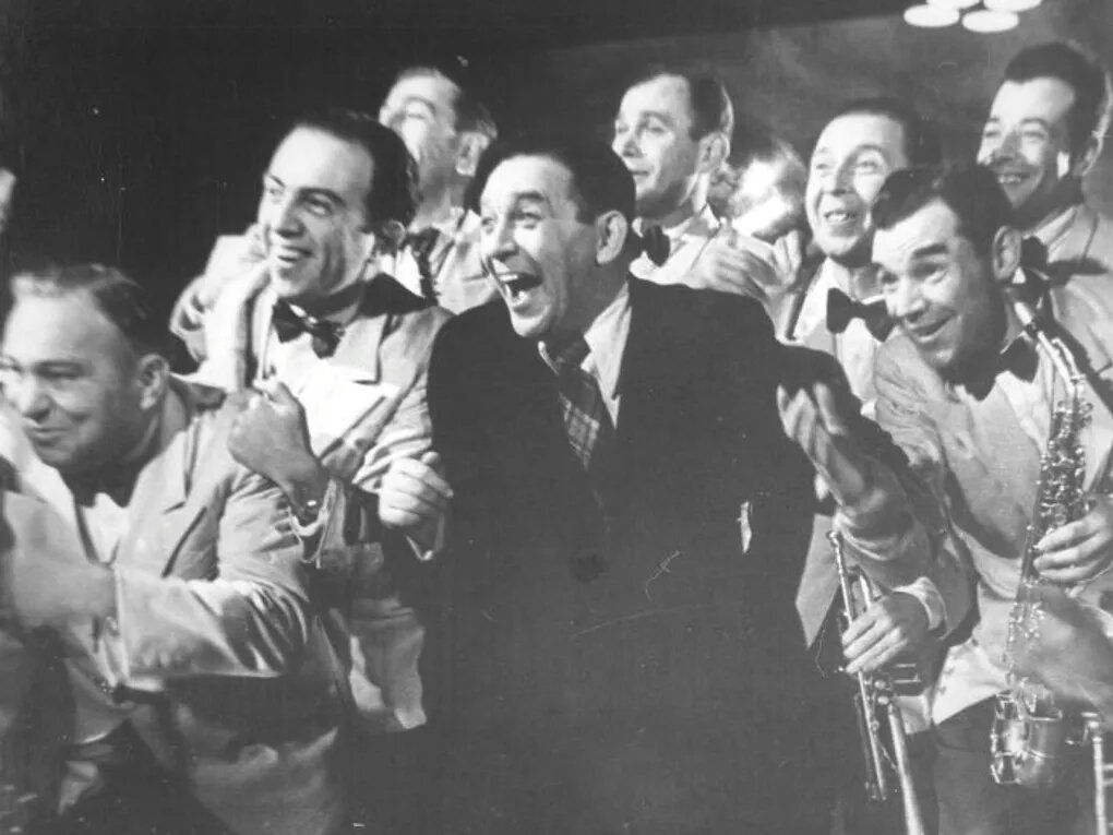 Певец, руководитель оркестра и актер Леонид Утесов (в центре) в группе с оркестрантами. ХХ век. Фотография: Российский национальный музей музыки, Москва