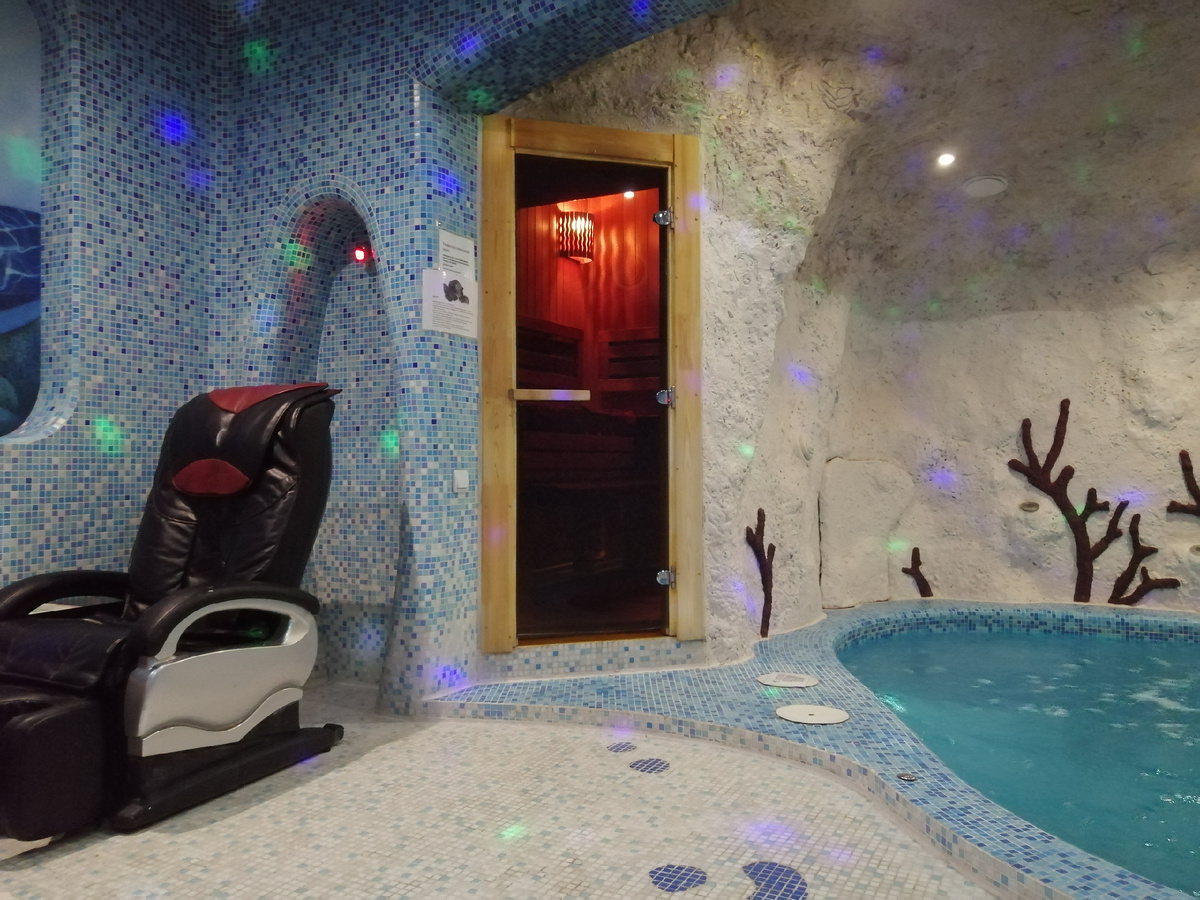 Массажное кресло, бассейн и баня - мой кайф 