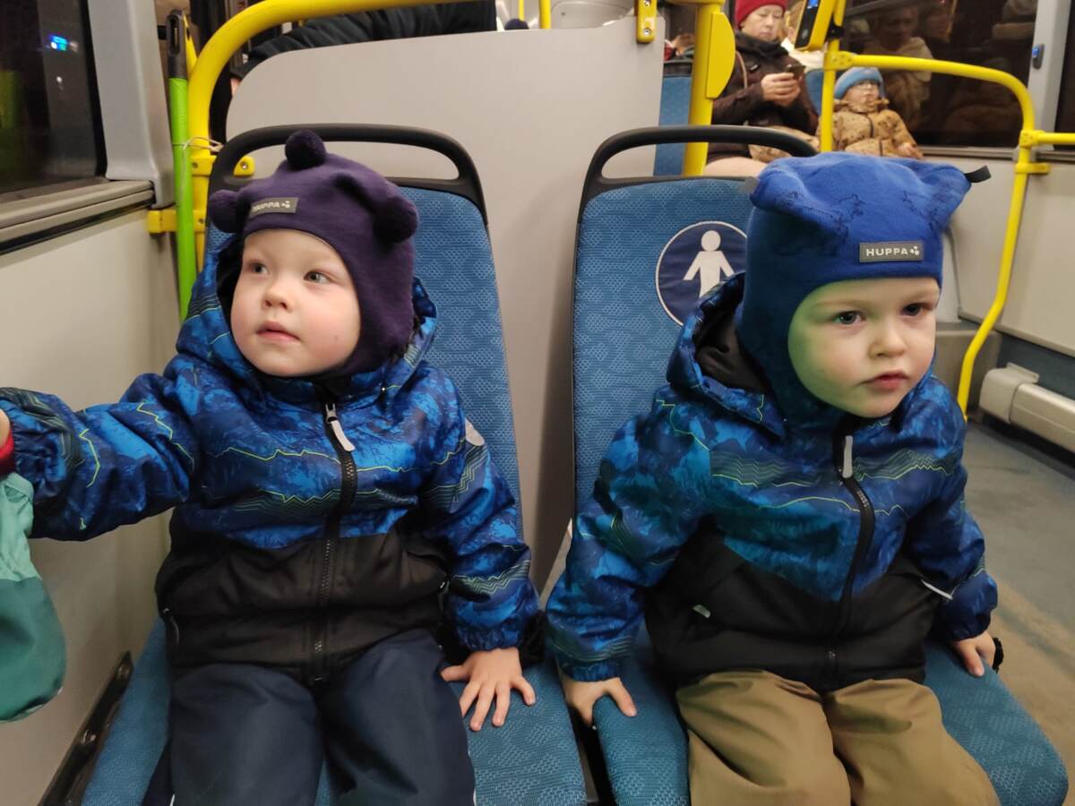 Едут в автобусе