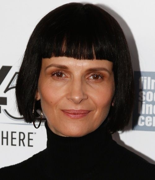 Ровная прямая чёлка редко кому подходит, но этой девушке — да! Согласны?