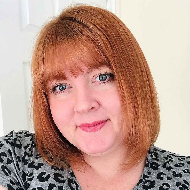 Лёгкая прямая чёлка ниже бровей универсальна.