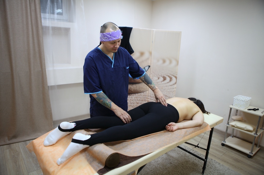 

Помимо растягивания тканей для коррекции дефекта используется метод мобилизации суставов. Этот метод основан на точечном воздействии на сам сустав, в результате чего повышается его мобильность. Для выполнения этого приема необходимо, чтобы все ткани находились в напряженном положении. Работать терапевт должен непосредственно с суставом, мягко растягивая его вибрирующими короткими движениями. Для тщательной проработки обычно хватает 3-5 движений по 10-20 секунд. Помимо точечной техники можно применять другие мобилизационные приемы, основанные на воздействии на остистые отростки позвонков. В этом случае для растягивания используются давящие движения, в которые терапевт вкладывает силу собственного веса. Такая работа может проводиться в положении сидя или лежа на боку в зависимости от места искривления.

