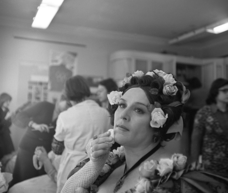 Нонна Мордюкова в гримерной киностудии «Мосфильм» перед началом съемок фильма «Инкогнито из Петербурга», 1977 год. Фото Г. Кмит