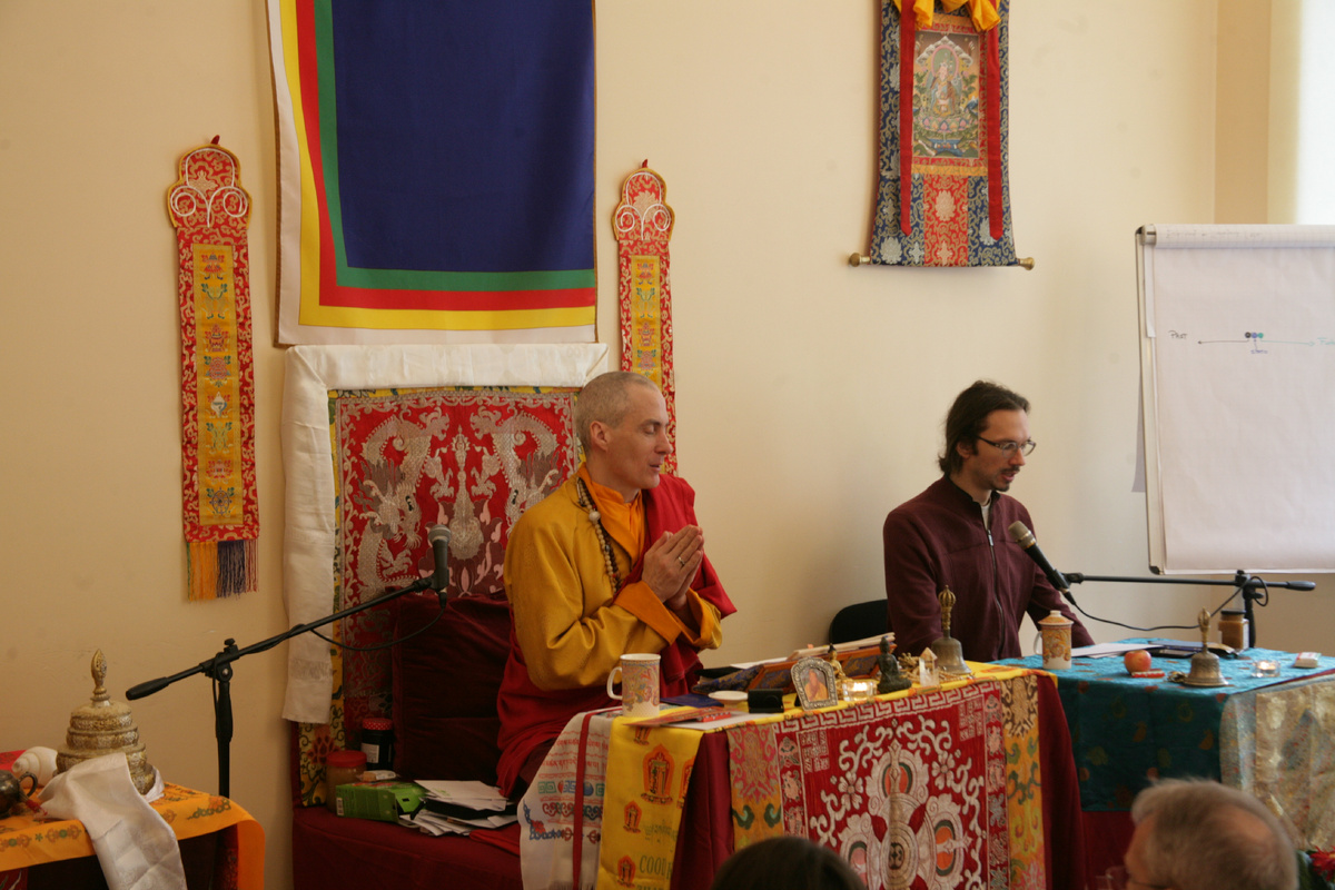 Поймала пару кадров с практики и кадр с учения. Это Лама традиции Дзогчен - зовут его Эрик, он, став Ламой, дает учения на Западе, будучи в одном с нами культурном коде и имея возможность объяснять на понятных нам примерах.