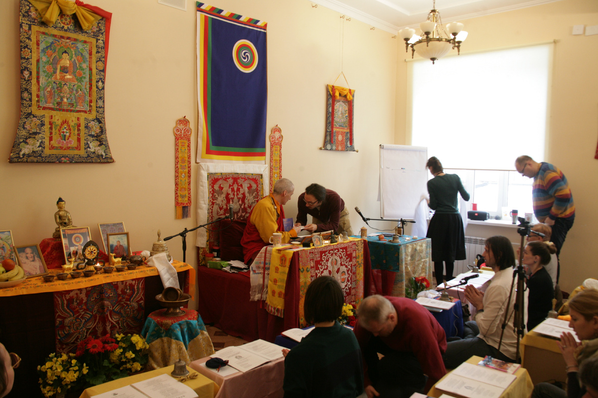 Очень хороший учитель, кстати, и человек приятный, с юморком такой. Как-то посоветовал мне дать имя машине, и, надо вам сказать, это помогло мне справиться со страхом вождения 😁