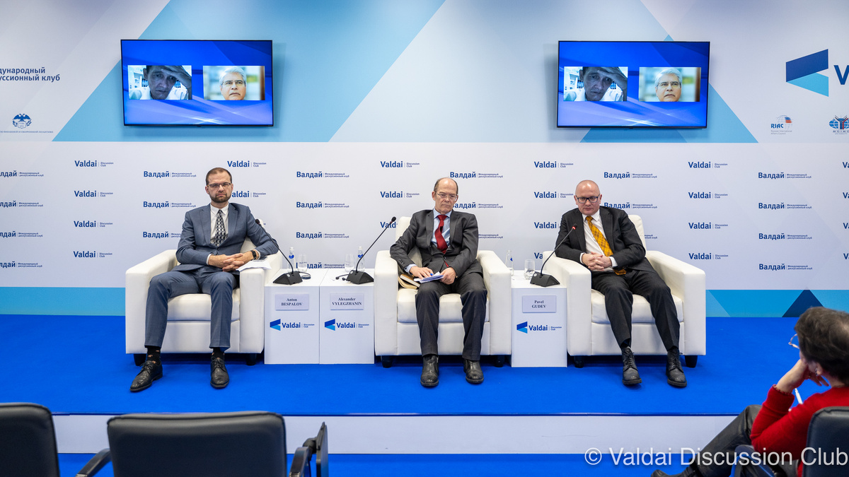 Антон Беспалов, Александр Вылегжанин, Павел Гудев, онлайн: Асоке Кумар Мукерджи, Хендра Манурунг © Клуб «Валдай»